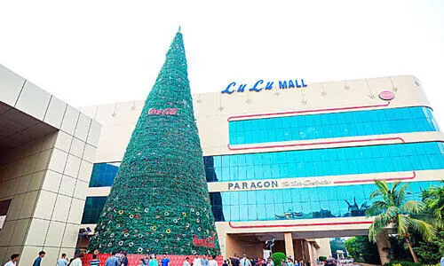 ഉയരം കൂടിയ ക്രിസ്​മസ് ട്രീ  ഒരുക്കി ലുലു മാൾ