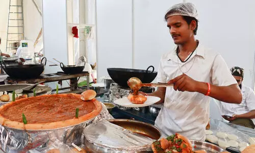 ഭക്ഷണ പ്രേമികളുടെ മനം കവർന്ന് രാജസ്ഥാനി വെജ് കൗണ്ടർ