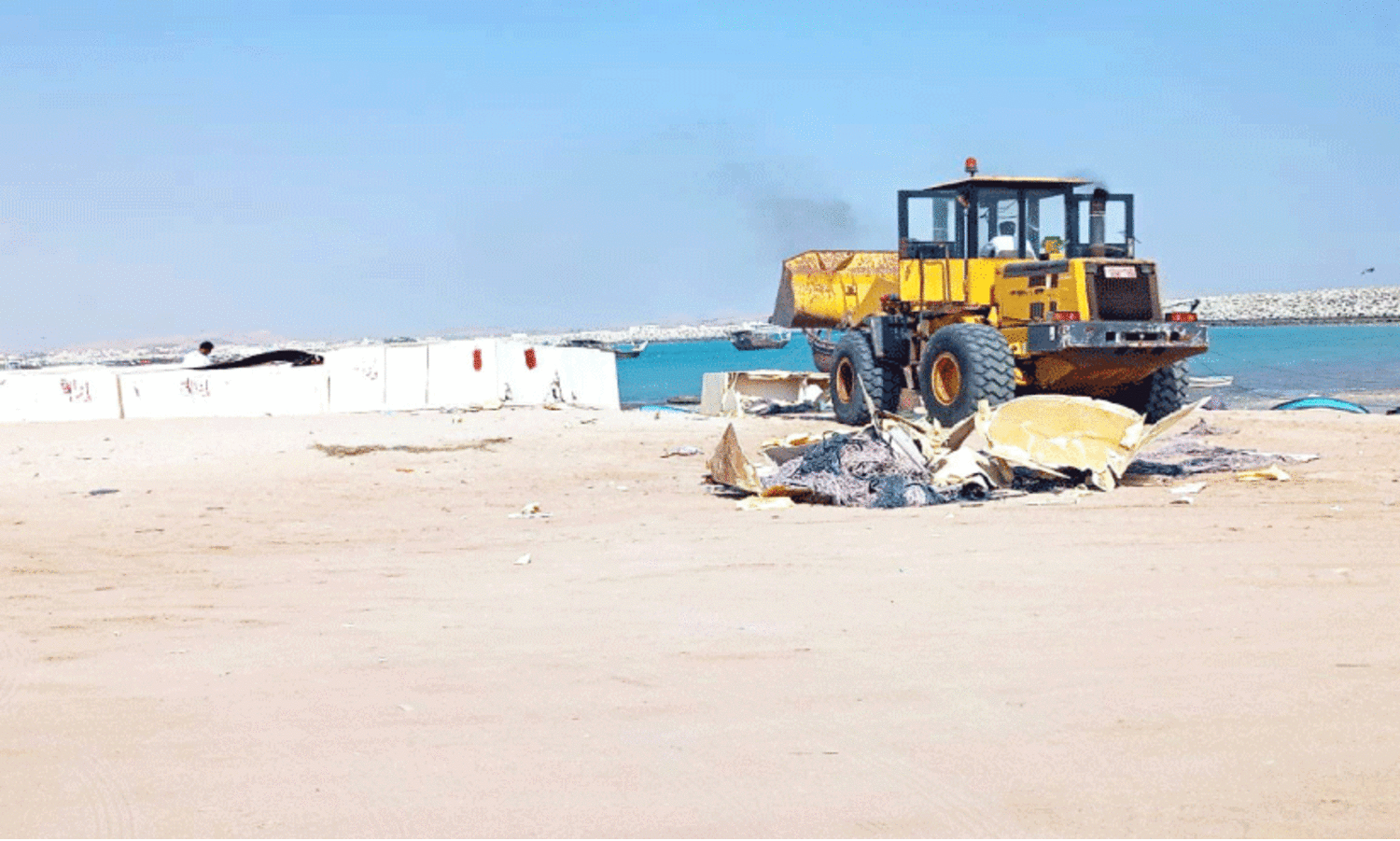 അ​ഷ്ഖ​റ മ​ത്സ്യ​ബ​ന്ധ​ന തു​റ​മു​ഖ​ത്തു​നി​ന്ന്​ മാ​ലി​ന്യം നീ​ക്കി