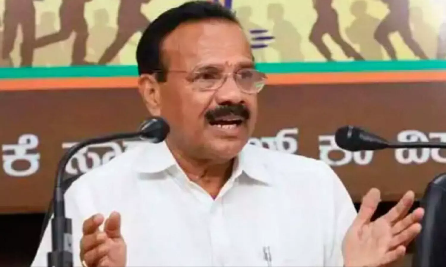 വൊ​ക്ക​ലി​ഗ സ്വാ​മി​യെ വാ​ഴ്ത്തി​യ​തി​ന് മു​ഖ്യ​മ​ന്ത്രി​സ്ഥാ​ന​ത്തു​നി​ന്ന് വീ​ഴ്ത്തി​യെ​ന്ന് സ​ദാ​ന​ന്ദ ഗൗ​ഡ