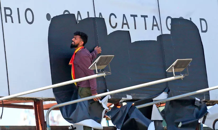 കന്നട ബോർഡുകൾ സ്ഥാപിക്കാത്ത സ്ഥാപനങ്ങൾക്കെതിരെ കൈയേറ്റം