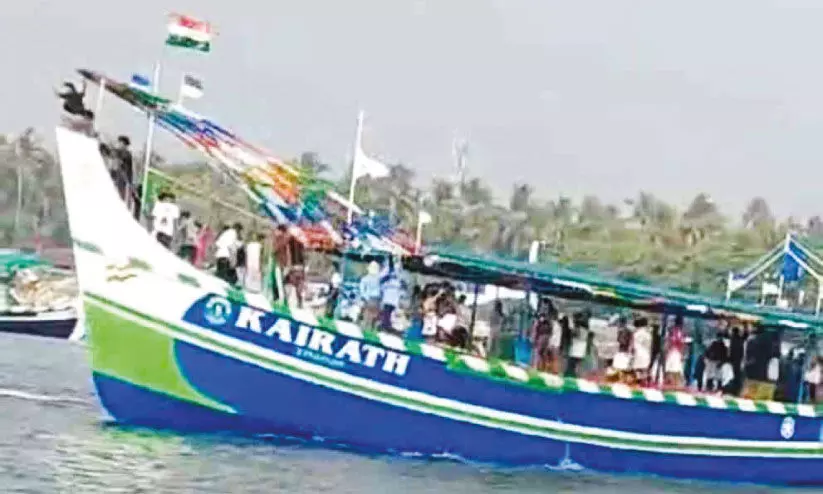 മത്സ്യബന്ധന വള്ളത്തിൽ ഉല്ലാസയാത്ര: പിഴയിട്ട് ഫിഷറീസ് വകുപ്പ്