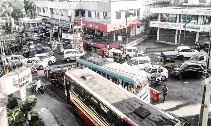 പൊലീസില്ല; അതിരാവിലെ തിരക്കിലമര്‍ന്ന് പെരുമ്പാവൂർ