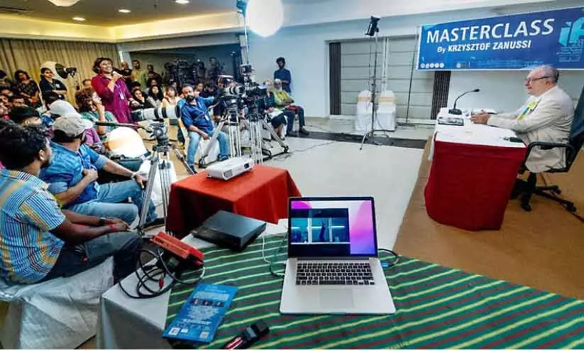 സനൂസി മാധ്യമപ്രവർത്തകരോട് സംസാരിക്കുന്നു സനൂസി മാധ്യമപ്രവർത്തകരോട് സംസാരിക്കുന്നു