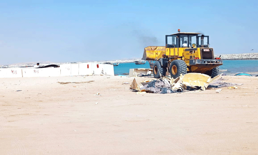 അഷ്ഖറ മത്സ്യബന്ധന തുറമുഖത്തുനിന്ന് മാലിന്യം നീക്കി അഷ്ഖറ മത്സ്യബന്ധന തുറമുഖത്തുനിന്ന് മാലിന്യം നീക്കി