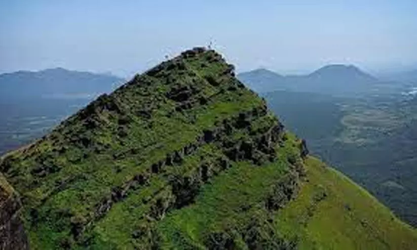 ബാ​ബ ബു​ധ​ൻ​ഗി​രി സ​ന്ദ​ർ​ശി​ച്ച് തീ​ർ​ഥാ​ട​ക​ർ