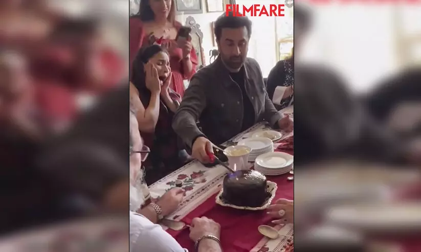 ക്രിസ്മസ് ആഘോഷത്തിനിടെ മതവികാരം വ്രണപ്പെടുത്തി; രൺബീർ കപൂറിനും കുടുംബത്തിനുമെതിരെ പരാതി -VIDEO