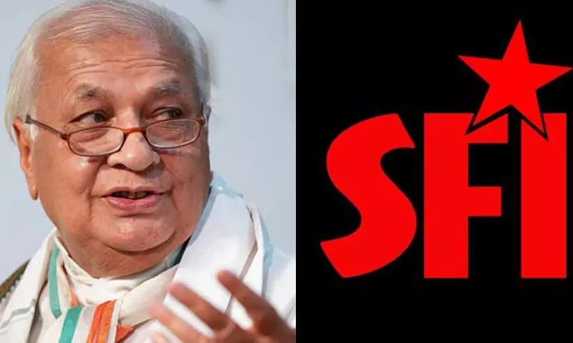 കേരളത്തിൽ മടങ്ങിയെത്തിയ ഗവര്ണര്ക്ക് നേരെ വീണ്ടും കരിങ്കൊടി പ്രതിഷേധവുമായി എസ്.എഫ്.ഐ കേരളത്തിൽ മടങ്ങിയെത്തിയ ഗവര്ണര്ക്ക് നേരെ വീണ്ടും കരിങ്കൊടി പ്രതിഷേധവുമായി എസ്.എഫ്.ഐ