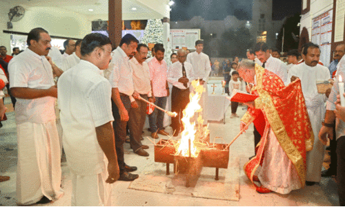 ക്രി​സ്​​മ​സ് ശു​ശ്രൂ​ഷ​ക​ൾ ന​ട​ത്തി