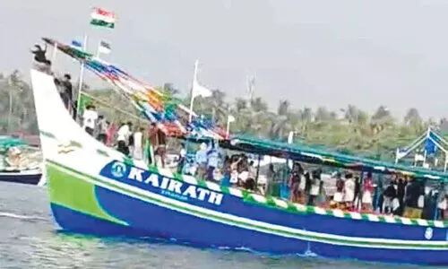 മത്സ്യബന്ധന വള്ളത്തിൽ ഉല്ലാസയാത്ര: പിഴയിട്ട് ഫിഷറീസ് വകുപ്പ്