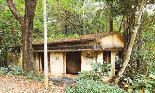 സാ​മൂ​ഹി​ക വി​രു​ദ്ധ​രു​ടെ താ​വ​ള​മാ​യി   പ​ട്ടി​ക​ജാ​തി ഓ​ഫി​സ് കെ​ട്ടി​ടം