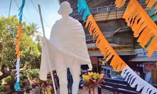 gandhi statue
