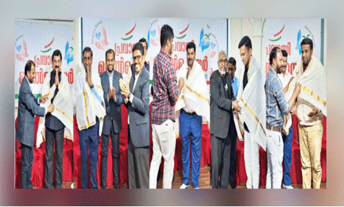 ഇ​ന്ത്യ​ൻ സ്കൂ​ൾ ഭ​ര​ണ​സ​മി​തി​ക്ക് പ്ര​വാ​സി വെ​ൽ​ഫെ​യ​ർ സ്വീ​ക​ര​ണം ന​ൽ​കി