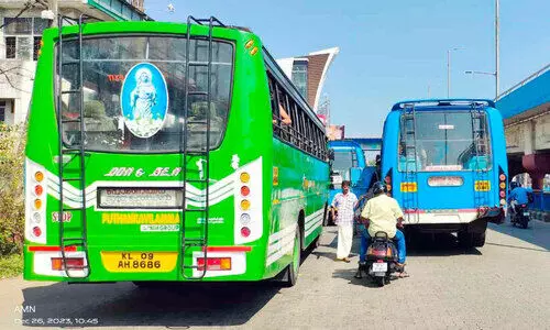 വൈറ്റിലയില്‍ കുരുക്കുണ്ടാക്കി സ്വകാര്യ ബസുകള്‍