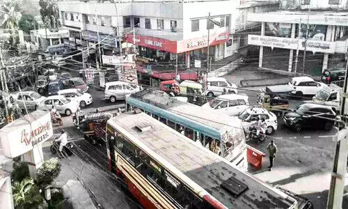 പൊലീസില്ല; അതിരാവിലെ തിരക്കിലമര്‍ന്ന് പെരുമ്പാവൂർ