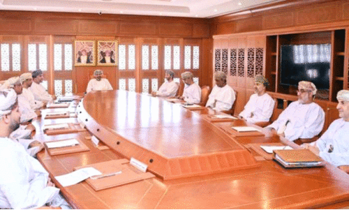 ഒമാൻ ആ​ഭ്യ​ന്ത​ര മ​ന്ത്രി ഗ​വ​ർ​ണ​ർമാരു​മാ​യി കൂ​ടി​ക്കാ​ഴ്ച ന​ട​ത്തി