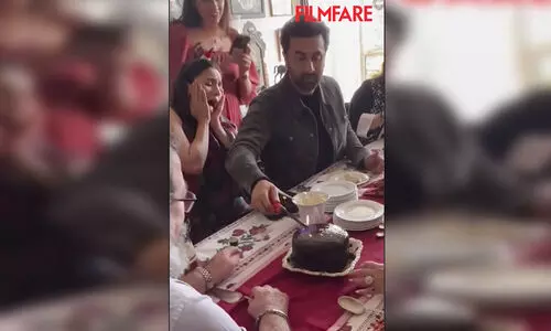 ക്രിസ്മസ് ആഘോഷത്തിനിടെ മതവികാരം വ്രണപ്പെടുത്തി; രൺബീർ കപൂറിനും കുടുംബത്തിനുമെതിരെ പരാതി -VIDEO