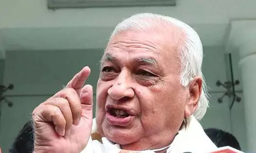 കരിങ്കൊടിയുമായി പ്രതിഷേധത്തിന് വന്നാൽ ഇനിയും വാഹനത്തിൽനിന്നിറങ്ങുമെന്ന് ഗവർണർ കരിങ്കൊടിയുമായി പ്രതിഷേധത്തിന് വന്നാൽ ഇനിയും വാഹനത്തിൽനിന്നിറങ്ങുമെന്ന് ഗവർണർ