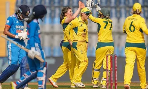 വനിതകളും തോറ്റു; ഒന്നാം ഏകദിനത്തിൽ ഇന്ത്യക്കെതിരെ ഓസീസിന് ആറു വിക്കറ്റ് ജയം വനിതകളും തോറ്റു; ഒന്നാം ഏകദിനത്തിൽ ഇന്ത്യക്കെതിരെ ഓസീസിന് ആറു വിക്കറ്റ് ജയം