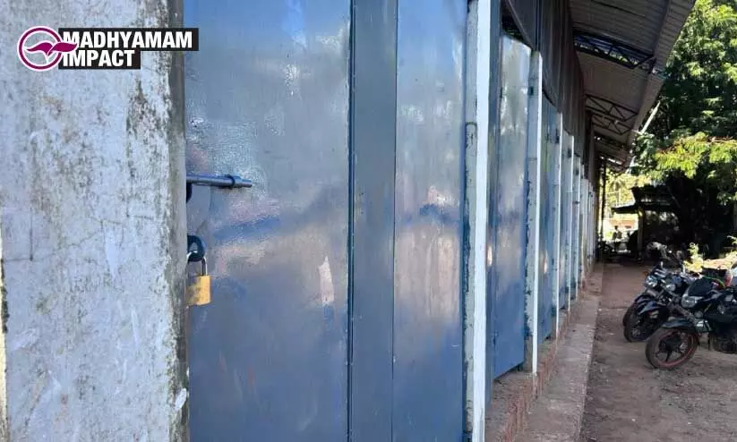 വ​ഴി​യോ​ര ക​ച്ച​വ​ട​ക്കാ​ർ​ക്കു​ള്ള പു​ന​ര​ധി​വാ​സ​കേ​ന്ദ്ര​ത്തി​ന്  പൂ​ട്ടി​ട്ട​പ്പോ​ൾ