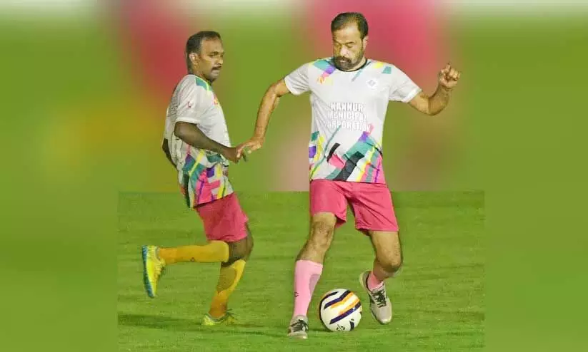 ജവഹർ സ്റ്റേഡിയം ഉദ്ഘാടനത്തോടനുബന്ധിച്ച് നടന്ന പ്രസ്ക്ലബ്- കോർപറേഷൻ സൗഹൃദ ഫുട്ബോൾ മത്സരത്തിൽ മേയർ ടി.ഒ. മോഹനന്റെ മുന്നേറ്റം ജവഹർ സ്റ്റേഡിയം ഉദ്ഘാടനത്തോടനുബന്ധിച്ച് നടന്ന പ്രസ്ക്ലബ്- കോർപറേഷൻ സൗഹൃദ ഫുട്ബോൾ മത്സരത്തിൽ മേയർ ടി.ഒ. മോഹനന്റെ മുന്നേറ്റം