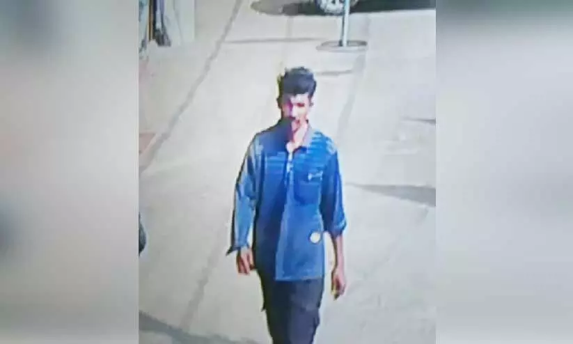 നിർത്തിയിട്ട കാറിൽനിന്നും ഡോക്ടറുടെ പണമടങ്ങിയ സ്യൂട്ട്കേസ് കവർന്നു; മോഷ്ടാവിന്റെ ദൃശ്യം സി.സി.ടി.വിയിൽ നിർത്തിയിട്ട കാറിൽനിന്നും ഡോക്ടറുടെ പണമടങ്ങിയ സ്യൂട്ട്കേസ് കവർന്നു; മോഷ്ടാവിന്റെ ദൃശ്യം സി.സി.ടി.വിയിൽ