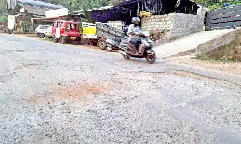 ത​ക​ർ​ന്ന​ടി​ഞ്ഞ് കു​ട്ട റോ​ഡ്