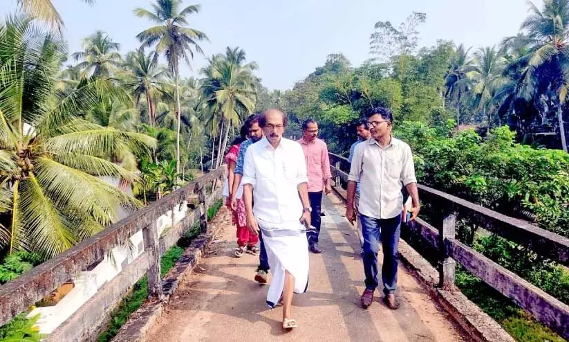 അറ്റകുറ്റപ്പണി നടക്കുന്ന കുറ്റ്യാടി ജലസേചന പദ്ധതി കനാലുകൾ കെ.പി. കുഞ്ഞമ്മദ്കുട്ടി എം.എൽ.എയും സംഘവും പരിശോധിക്കുന്നു അറ്റകുറ്റപ്പണി നടക്കുന്ന കുറ്റ്യാടി ജലസേചന പദ്ധതി കനാലുകൾ കെ.പി. കുഞ്ഞമ്മദ്കുട്ടി എം.എൽ.എയും സംഘവും പരിശോധിക്കുന്നു