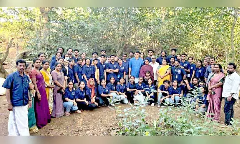 ക​ട​ലു​ണ്ടി സൗ​ന്ദ​ര്യ​വ​ത്ക​ര​ണ പ​രി​പാ​ടി​ക്കി​ടെ മ​ന്ത്രി മു​ഹ​മ്മ​ദ് റി​യാ​സി​നൊ​പ്പം കോ​ള​ജ് ഓ​ഫ് എ​ൻ​ജി​നീ​യ​റി​ങ് വി​ദ്യാ​ർ​ഥി​ക​ൾ