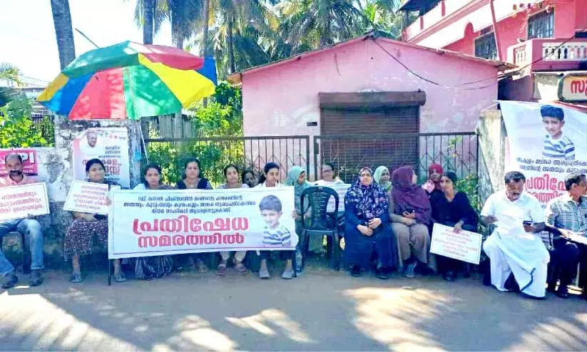 മലങ്കര മെഡിക്കല് മിഷന് ആശുപത്രിക്ക് മുന്നിൽ ബന്ധുക്കൾ നടത്തിയ സമരം മലങ്കര മെഡിക്കല് മിഷന് ആശുപത്രിക്ക് മുന്നിൽ ബന്ധുക്കൾ നടത്തിയ സമരം