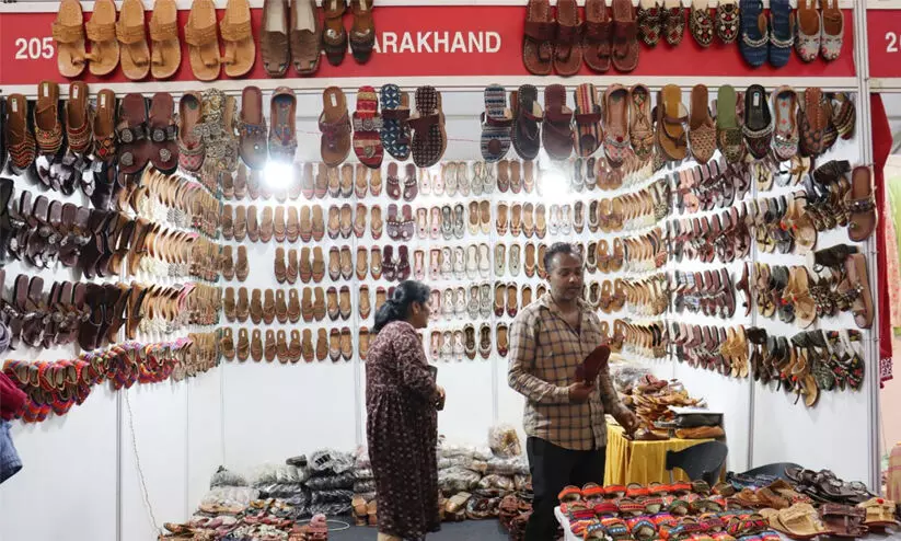 ആഡംബരത്തിന്റെ പ്രൗഢിയോടെ സരസിൽ താരമായി കോലാപൂരി ചെരിപ്പുകൾ ആഡംബരത്തിന്റെ പ്രൗഢിയോടെ സരസിൽ താരമായി കോലാപൂരി ചെരിപ്പുകൾ