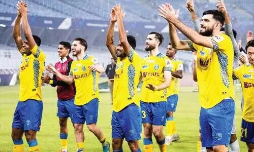 കൊൽക്കത്തയിൽ മോഹൻ ബഗാനെതിരായ മത്സരം ജയിച്ചശേഷം കേരള ബ്ലാസ്റ്റേഴ്സ് താരങ്ങൾ ​കാണി​കളെ അഭിവാദ്യം ചെയ്യുന്നു