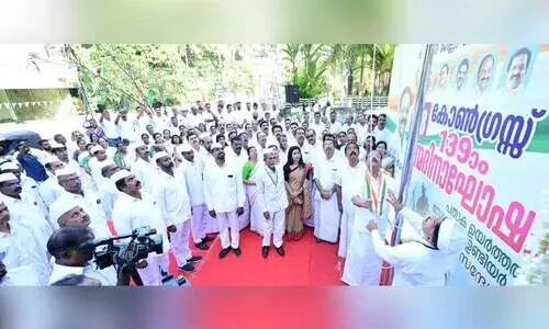 കോ​ൺ​ഗ്ര​സ് ജ​ന്മ​ദി​നാ​ഘോ​ഷ​ത്തി​ന്റെ ഭാ​ഗ​മാ​യി ക​ണ്ണൂ​രി​ൽ കെ.​പി.​സി.​സി പ്ര​സി​ഡ​ന്റ് കെ. ​സു​ധാ​ക​ര​ൻ പ​താ​ക ഉ​യ​ർ​ത്തു​ന്നു