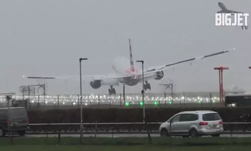 കനത്ത കാറ്റിൽ ആടിയുലഞ്ഞ് ബോയിങ് 777ന്‍റെ ലാൻഡിങ്; ഞെട്ടിക്കുന്ന ദൃശ്യങ്ങൾ
