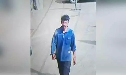 നിർത്തിയിട്ട കാറിൽനിന്നും ഡോക്ടറുടെ പണമടങ്ങിയ സ്യൂട്ട്കേസ് കവർന്നു; മോഷ്ടാവിന്റെ ദൃശ്യം സി.സി.ടി.വിയിൽ