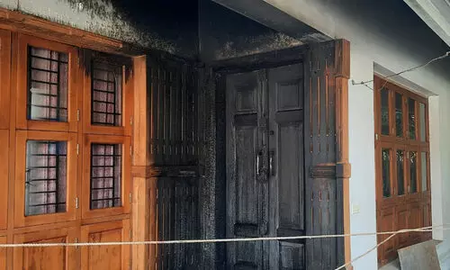 അർധരാത്രിയിൽ വീടിനു തീയിട്ടു