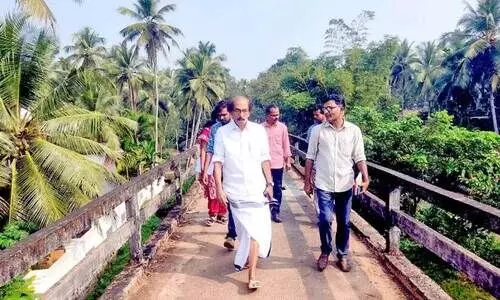 അ​റ്റ​കു​റ്റ​പ്പ​ണി ന​ട​ക്കു​ന്ന കു​റ്റ്യാ​ടി ജ​ല​സേ​ച​ന പ​ദ്ധ​തി ക​നാ​ലു​ക​ൾ കെ.​പി. കു​ഞ്ഞ​മ്മ​ദ്കു​ട്ടി എം.​എ​ൽ.​എ​യും സം​ഘ​വും പ​രി​ശോ​ധി​ക്കു​ന്നു