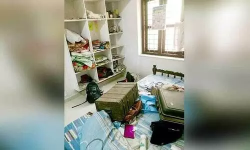 ആ​റ്റൂ​രി​ൽ വീ​ട്ടി​ൽ ക​യ​റി​യ മോ​ഷ്ടാ​ക്ക​ൾ അ​ല​മാ​ര​യി​ൽ​നി​ന്ന് സാ​ധ​ന​ങ്ങ​ൾ വ​ലി​ച്ചി​ട്ട നി​ല​യി​ൽ