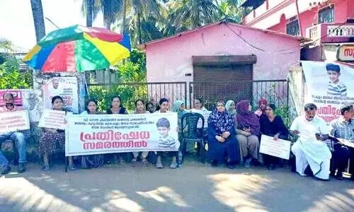 മ​ല​ങ്ക​ര മെ​ഡി​ക്ക​ല്‍ മി​ഷ​ന്‍ ആ​ശു​പ​ത്രി​ക്ക് മു​ന്നി​ൽ ബ​ന്ധു​ക്ക​ൾ ന​ട​ത്തി​യ സ​മ​രം