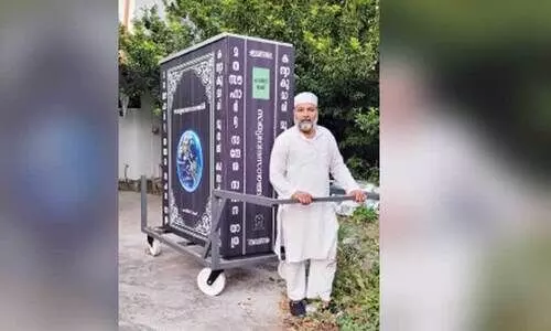 പു​സ്ത​ക​ത്തി​ന്റെ വ​ലി​യ രൂ​പ​വു​മാ​യി ഹാ​രി​സ് രാ​ജ്