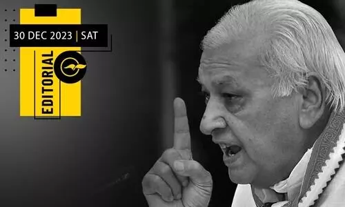 ഗ​വ​ർ​ണ​ർ ക​ളി​ തു​ട​രു​ക​യാ​ണ്