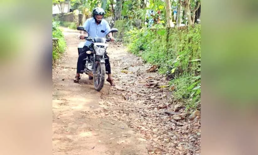 വേ​ലാ​യു​ധ​ൻ നാ​യ​ർ സ്മാ​ര​ക-​മ​ര​ക്കാ​ട്ട് റോ​ഡ് ത​ക​ർ​ന്ന നി​ല​യി​ൽ