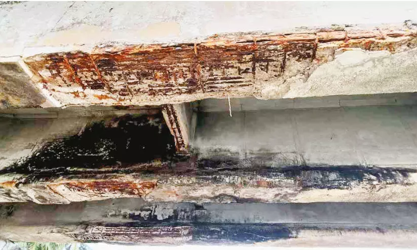 ക​ട​ലു​ണ്ടി​ക്ക​ട​വ് പാ​ല​ം; സ്പാ​നു​ക​ളു​ടെ കോ​ൺ​ക്രീ​റ്റ് ത​ക​ർ​ന്ന് ക​മ്പി​ക​ൾ പു​റ​ത്ത്