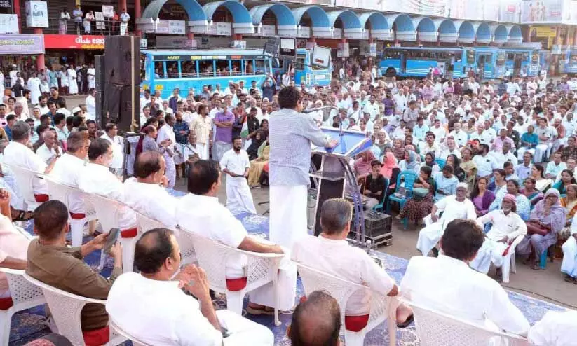 കൊ​യി​ലാ​ണ്ടി​യി​ൽ യു.​ഡി.​എ​ഫ് കു​റ്റ​വി​ചാ​ര​ണ സ​ദ​സ്സ് എം.​കെ. മു​നീ​ർ എം.​എ​ൽ.​എ ഉ​ദ്ഘാ​ട​നം ചെ​യ്യു​ന്നു