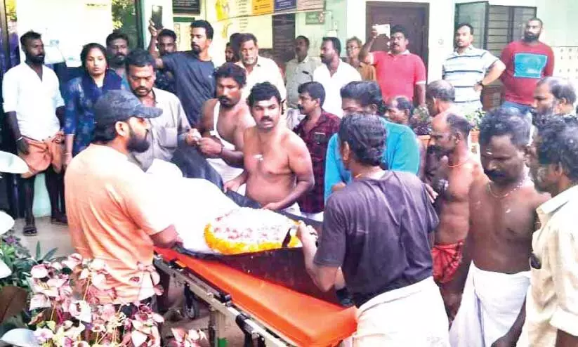 വാതക ശ്മശാനം പ്രവർത്തിക്കാത്തതിനെതിരെ കടപ്പുറം പഞ്ചായത്ത് ഓഫിസിനു മുന്നിൽ മൃതദേഹവുമായി സംഘടിപ്പിച്ച പ്രതിഷേധം വാതക ശ്മശാനം പ്രവർത്തിക്കാത്തതിനെതിരെ കടപ്പുറം പഞ്ചായത്ത് ഓഫിസിനു മുന്നിൽ മൃതദേഹവുമായി സംഘടിപ്പിച്ച പ്രതിഷേധം