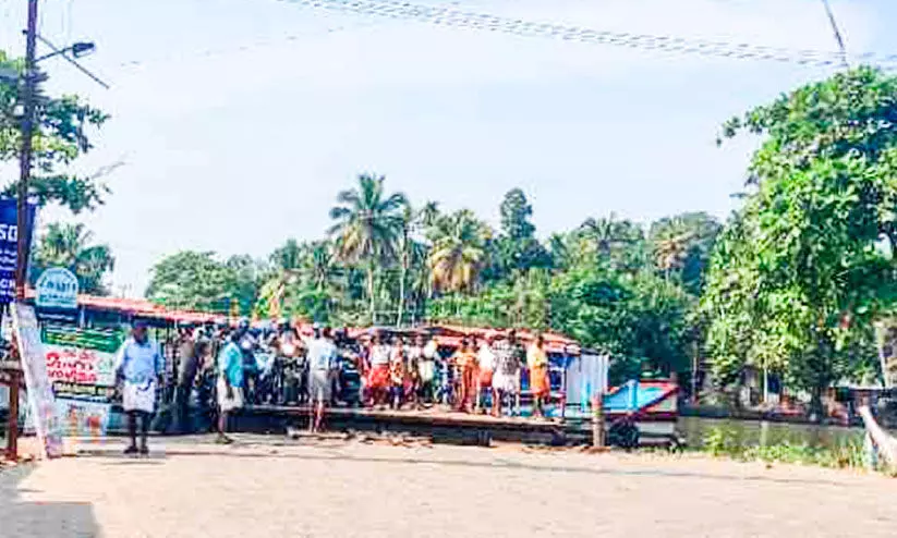 കാ​വാ​ലം പാ​ലം: നാട്ടുകാർ  വീ​ണ്ടും സ​മ​ര​ത്തി​ലേക്ക്