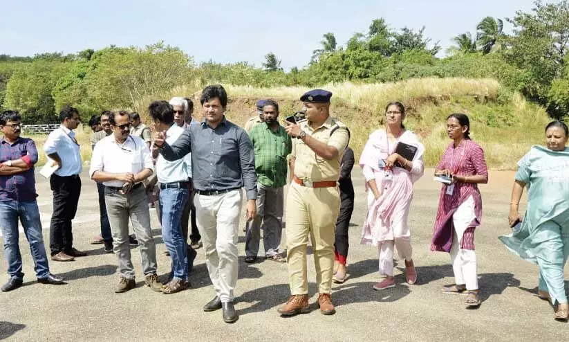 കു​ട്ട​നെ​ല്ലൂ​ർ ഗ​വ.​ കോ​ള​ജ് ഹെ​ലി​പാ​ഡ് ജി​ല്ല ക​ല​ക്ട​ർ വി.​ആ​ർ. കൃ​ഷ്ണ​തേ​ജ സ​ന്ദ​ർ​ശി​ക്കു​ന്നു