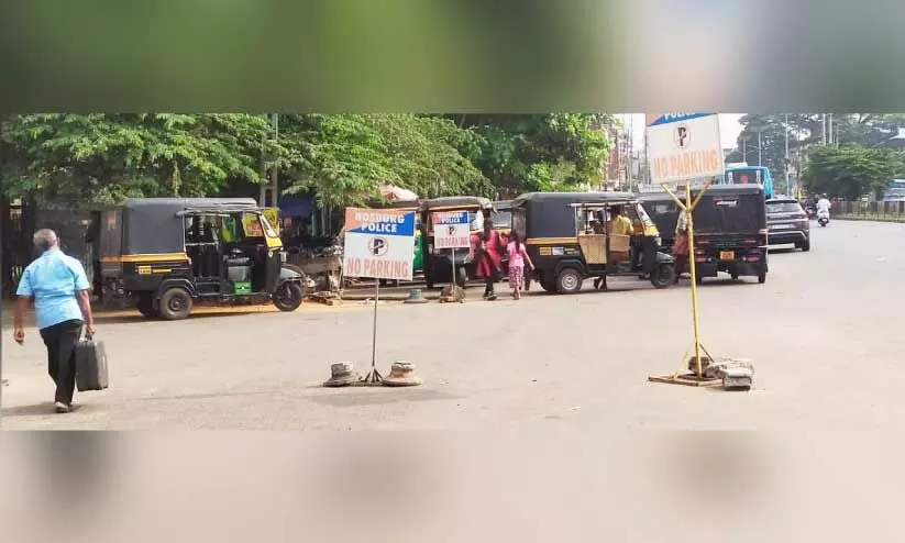 കോ​ട്ട​ച്ചേ​രി​യി​ൽ പൊ​ലീ​സ് നോ ​പാ​ർ​ക്കി​ങ് ഏ​രി​യ​യാ​യി പ്ര​ഖ്യാ​പി​ച്ച സ്ഥ​ലം