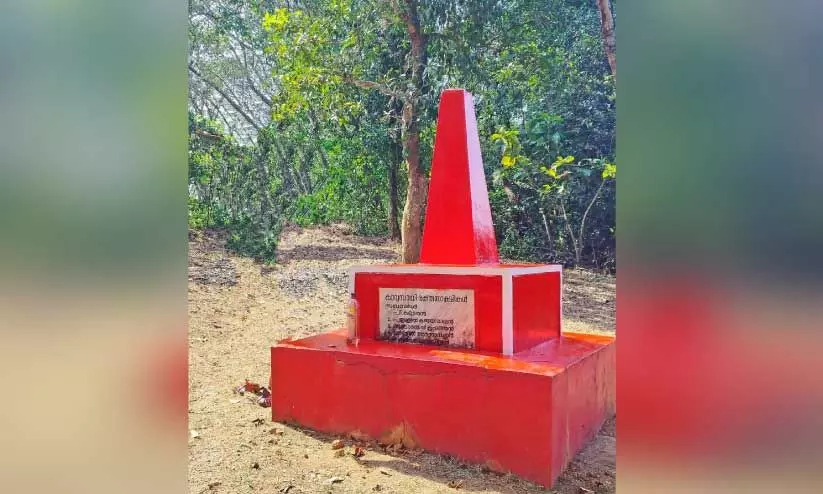 കാവുമ്പായി സമരക്കുന്നിലെ രക്തസാക്ഷി സ്മാരക സ്തൂപം