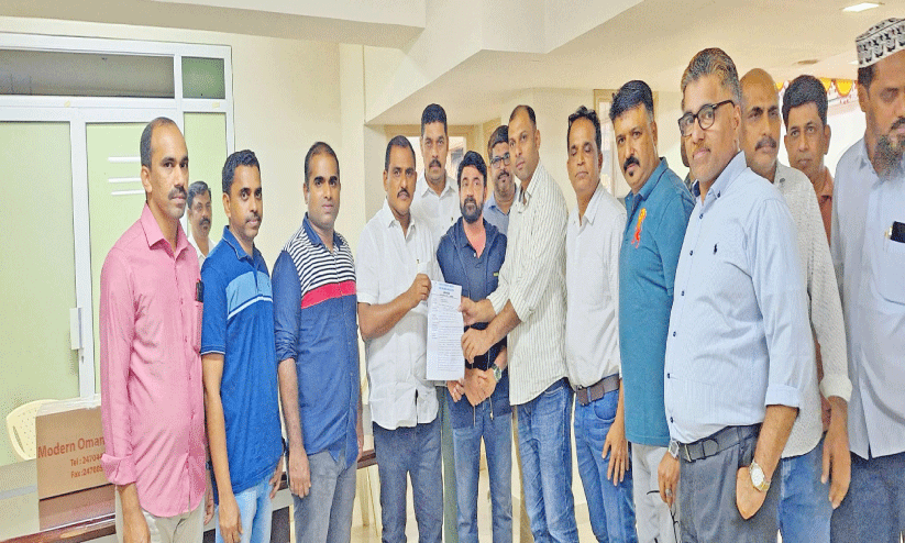 എം.​എ​ൽ.​എ​ക്ക്​ നി​വേ​ദ​നം ന​ൽ​കി